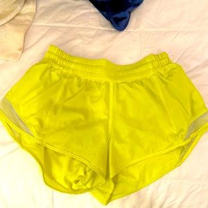 Lululemon low rise hotty hot shorts size 6